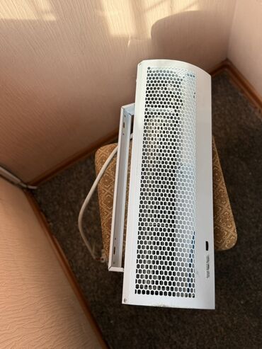 пристенная вытяжка для кухни: Воздушная тепловая завеса (настенная) Габариты на вид: около 80–100