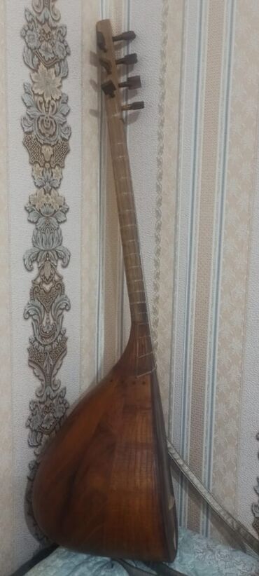 Musiqi aləti .Saz. Az işlənib .Demək olar ki təzədi. Qiyməti 120 manat
