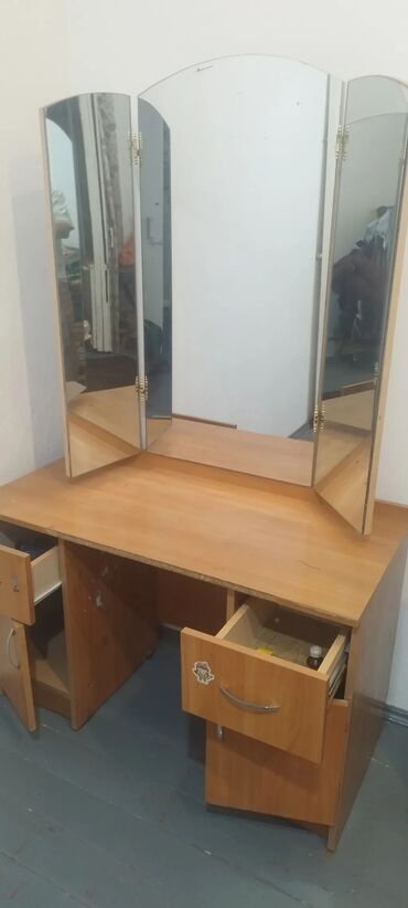 Зеркала: Комод трильяж зеркало связи с переездом в Бишкек продаю находиться в г — 4
