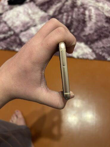 Digər mobil telefonlar: Smartfon – qızılı rəngdə Xüsusiyyətlər və dizayn: - Ekran: tam ön — 2