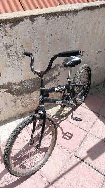 Rover markalı bu qara rəngli BMX velosiped həm sürətli sürüş, həm də