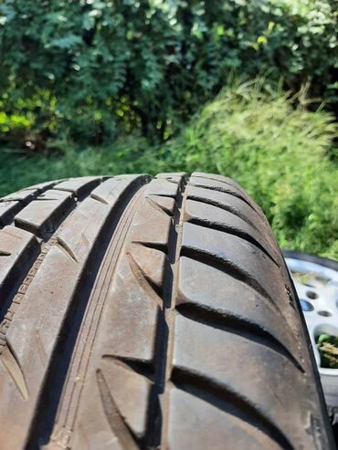 Gume i felne: 4 komada alu felne r15, sa 2 skoro nove i 2 polovne letnje gume. Na — 9