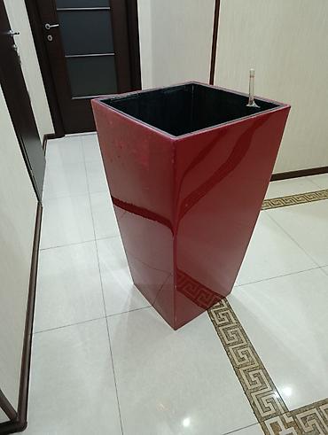 Bitkilər üçün dibçəklər: Qırmızı rəngdə. eni 50 sm hündürlüyü 96sm. İçində çıxan qulplu — 1