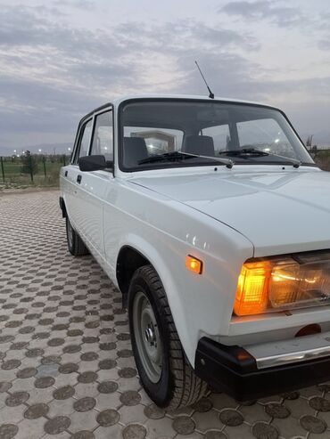 средний низкий: ВАЗ (ЛАДА) 2107: 2004 г., 1.6 л, Газ, Седан