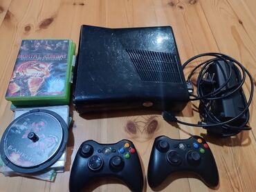 vurma oyunu: Qara rəngdə olan Xbox 360 oyun konsolu, iki ədəd simsiz idarəetmə