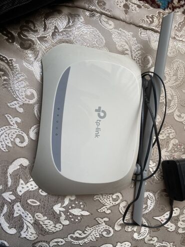 Modemlər və şəbəkə avadanlıqları: TP-Link şirkətinin simsiz marşrutlaşdırıcısı. Yığcam dizaynı sayəsində