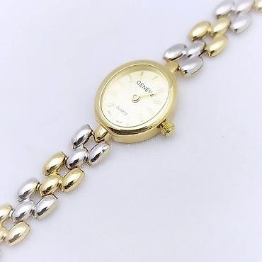 Серьги: Пара элегантных золотистых сережек с английским замком. Каждая сережка — 10