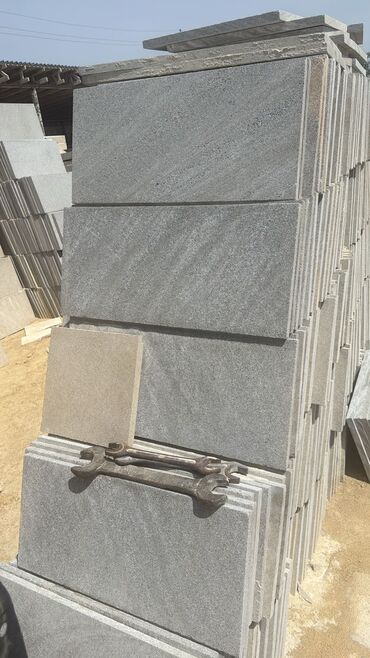 Kafel və metlax: Bej rəngli, düzbucaqlı formalı, təbii daş plitələr. İstənilən interyer — 29