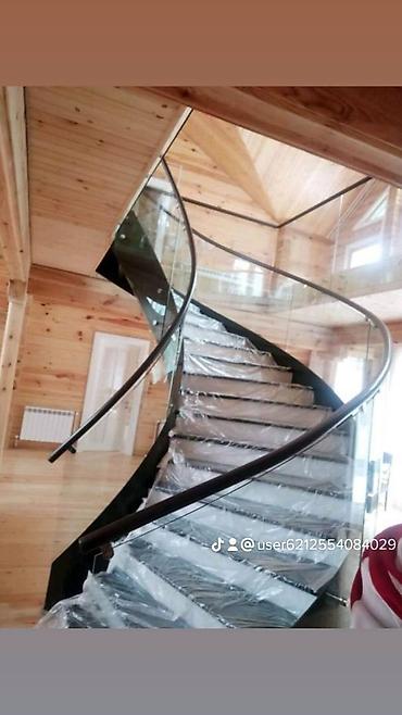 мох: Məhsul: Şüşə məhəccərli spiral metal pilləkən Təsvir: - Müasir — 1