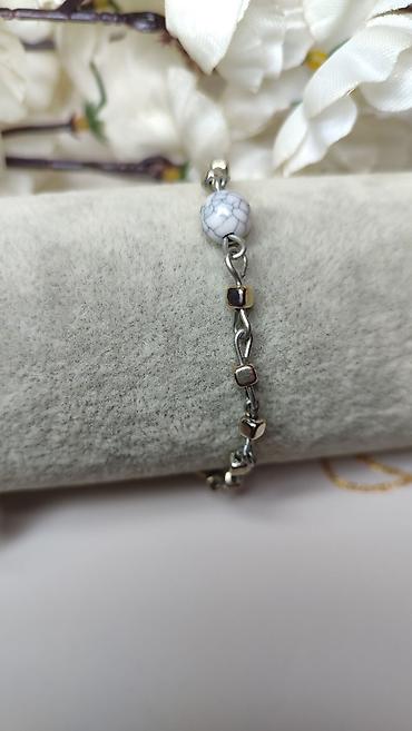 guess torbe outlet: Delikatna narukvica sa dekorativnom kuglicom i metalnim karikama - — 2
