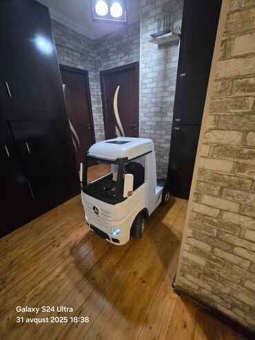 Uşaq üçün elektrik maşınları: Uşaq üçün elektrikli yük maşını – Mercedes-Benz dizaynlı - Rəng — 7