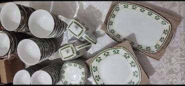 фарфоровый стол: Столовый сервиз из белого фарфора с зелёным орнаментом Состав набора — 8