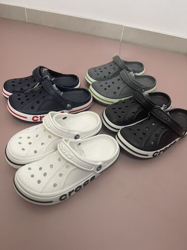 Босоножки, сандалии, шлепанцы: Набор шлепанцев Crocs разных цветов. Удобная и легкая обувь для