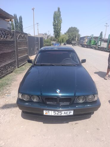 маленькая машина: Седан BMW темно-зеленого цвета, модель 525 AEP, оснащенный номерным
