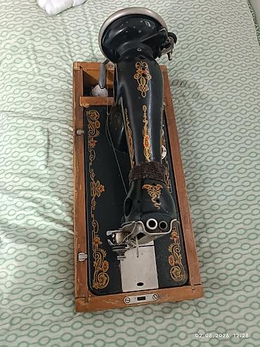 fabric case: Ручная швейная машина в деревянном футляре. Особенности: - — 5