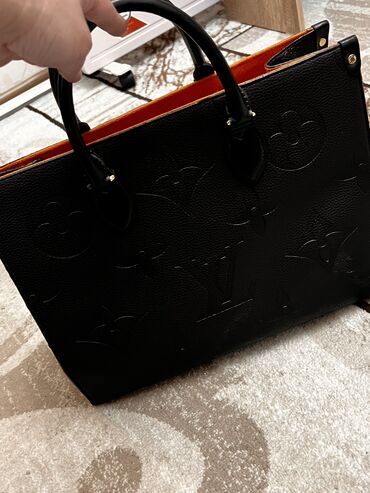 бу louis: Продаю стильную кожаную сумку Louis Vuitton за 1900 сом. В хорошем