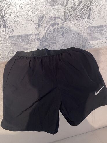 шорты для бега: Шорты Nike черного цвета с эластичным поясом, на котором расположен