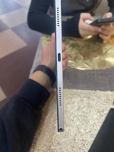 Планшет Samsung в серебристом цвете. Тонкий металлический корпус