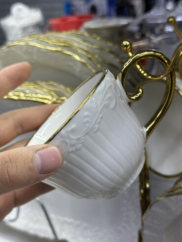 стол сервировочный: Порционный и столовый сервиз из белого фарфора с золотым обрамлением