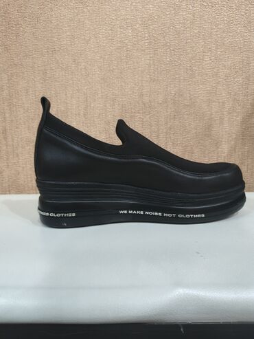 kapüşonlu kişi cemperləri: Qara slip-on ayaqqabı - Minimalist dizayn: bağsız, dartımlı üst hissə