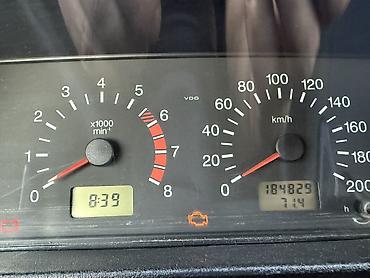 VAZ (LADA): LADA Niva 4x4, ağ rəng, 3 qapılı kuzov. Xüsusiyyətlər: - Daimi — 5