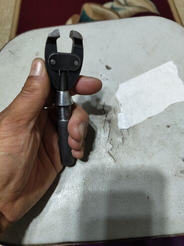 ремонт промышленного оборудования: Тиски, город Кант,1800