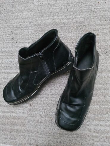 Personal Items: Ankle boots, 39