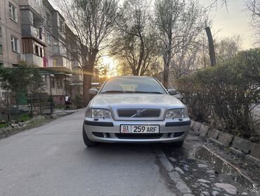 срочно срочно продаю машина: Volvo V40: 2000 г., 1.8 л, Механика, Бензин, Универсал