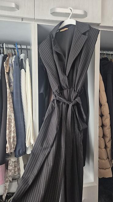 Ostala ženska odeća: Lot ženske garderobe – 4 komada 1) Crni džemper sa dodatkom bele — 14