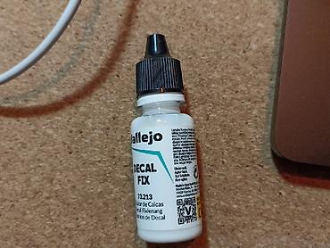 z jenotem: Vallejo Decal Fix 73.213 – płyn do nakładania i utrwalania kalkomanii — 1