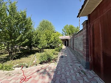 Продажа коттеджей и домов: Продаётся жилой дом с участком. Характеристики: - Дом одноэтажный с — 5