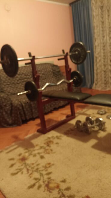 Rekviziti za vežbanje: Višenamenska klupa za vežbanje sa stalkom za šipku i setom tegova. - — 1