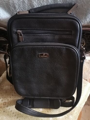 Çantalar: Əl çantası, 6 yerdə zamoklı cibi var, bir cibi universal,dəridi, 19