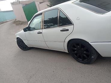 sernisin qazeli: Mercedes-Benz S-Sinif (W140) sedan, ağ rəng. - Geniş və rahat salon — 2
