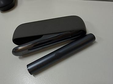IQOS (heat-not-burn) cihazı – tutqun qara rəngdə uzerinde soyulma