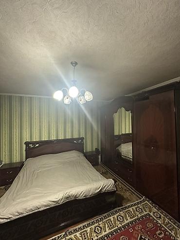 Двуспальная кровать с изголовьем и прикроватными тумбами,трюмо -