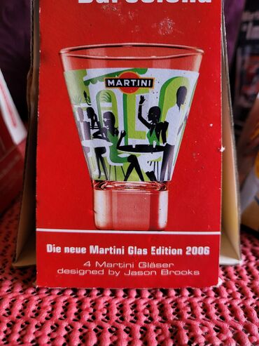 Čaše: Case nove za martini i druga pica, 2006godina,puno staklo. Komada — 4