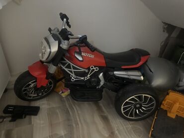 uşag maşın: Uşaqlar üçün nəzərdə tutulmuş bu elektrikli motosiklet, balacaların