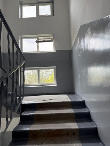 декоративные работы: Услуги по ремонту и покраске подъездов и лестничных клеток -