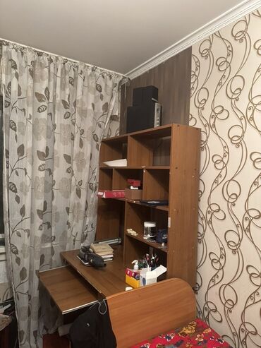 письменный стол с полками сверху: Просторный деревянный стол с интегрированной полкой для организации