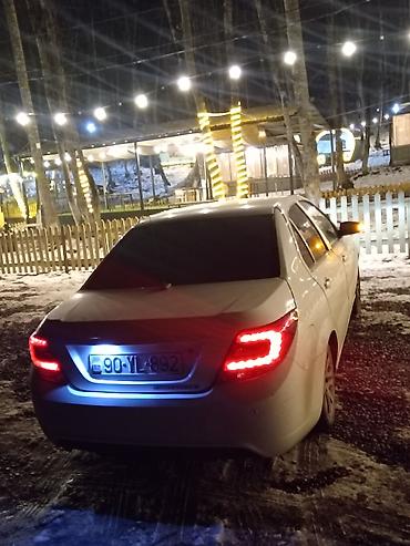 LDV: Ağ rəngli sedan avtomobil Xüsusiyyətlər: - Geniş və rahat 4 qapılı — 5