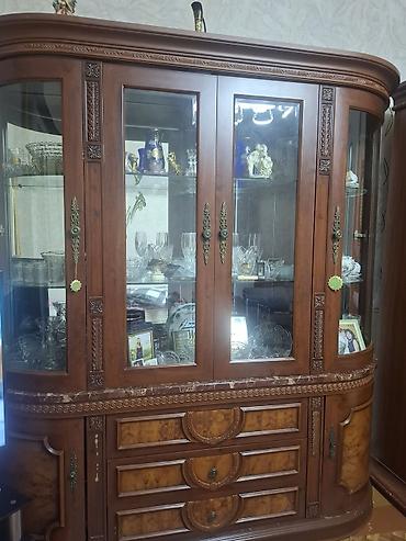 șkaf: Klassik üslubda vitrin-bufet - Material: ağac karkas, ön hissələrdə — 2
