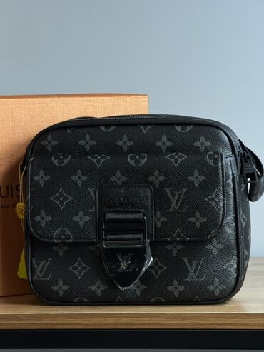 барсетка луи: Сумка Louis Vuitton, компактная кросс-боди/мессенджер в тёмно-сером