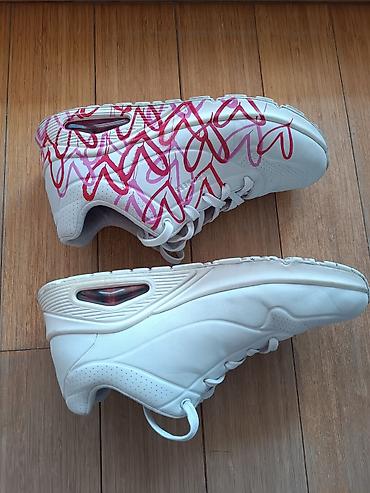 sergio tacchini shoes: Par belih Skechers patika, jedan par je potpuno beo, dok je drugi — 6