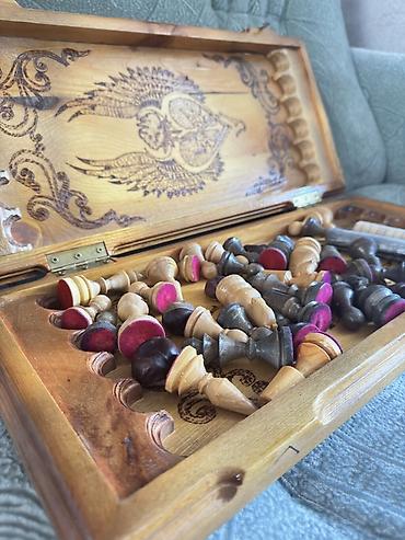 Шахматы: Резная деревянная шахматная доска-ларец Цена Договорная. - Материал — 8