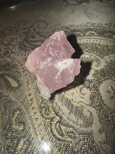 kvars qum: Təbii çəhrayı kvars daşı (rose quartz) – xam/parça halında — 1