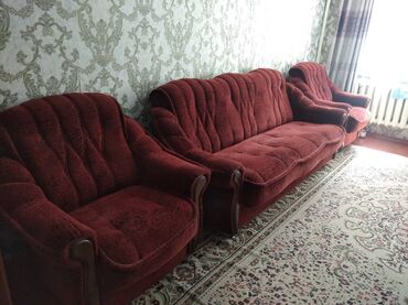 раскладной диван с двумя креслами: Прямой диван, цвет - Красный, Б/у