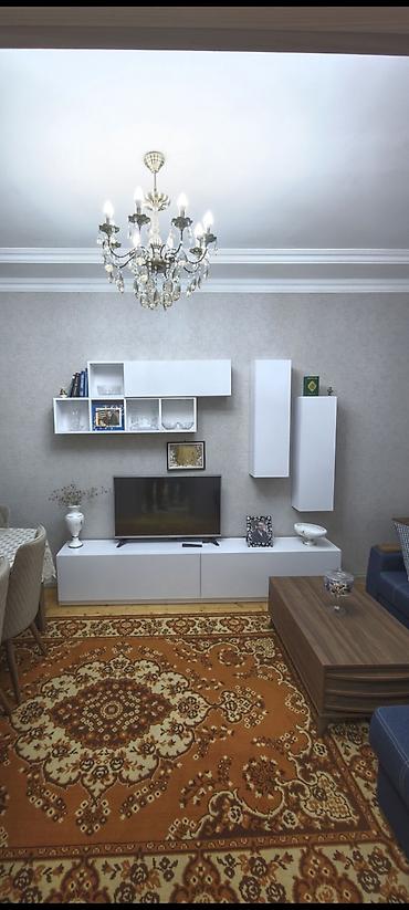 salon işığı: - Müasir divar TV-modulu dəsti - Rəng: ağ, taxta effektli jurnal — 1