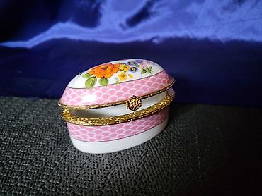 Kutije za odlaganje: Satula nova vintaz porcelanska. Nova satula,mali znak na poklopcu — 1