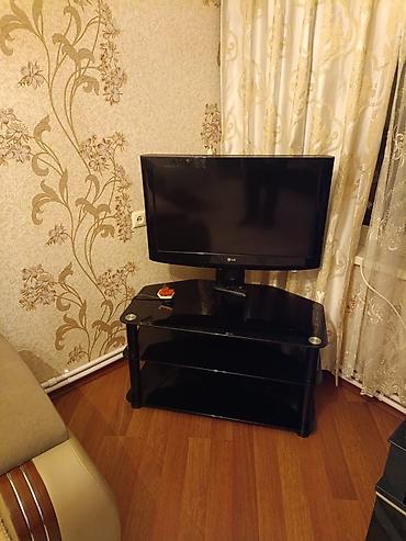 tv stent alcıpan: LG LCD televizor və qara şüşə TV stendi - Ekran: təxminən 26–32 düym — 1